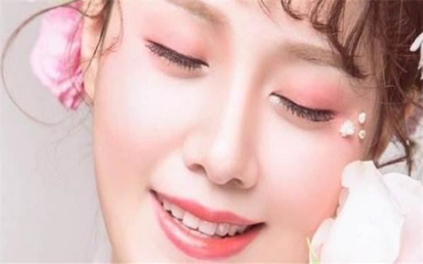 月经期可以做眼睛埋线吗 月经期可以做眼睛埋线吗