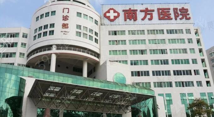 ������˫��ƤҽԺ����ǰ��