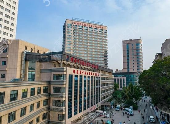 ֣��С����������ҽԺǰ��ǿ