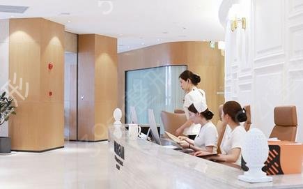 ����˽����ǻҽԺǰ���̵�