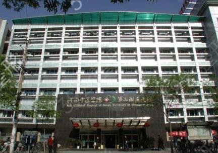 ֣������ҽԺ����ǰ���ĸ���