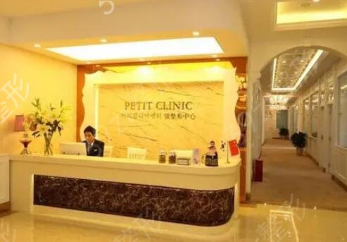 ����˫��ƤҽԺ���а�ǰ�Ŀڱ��̵�