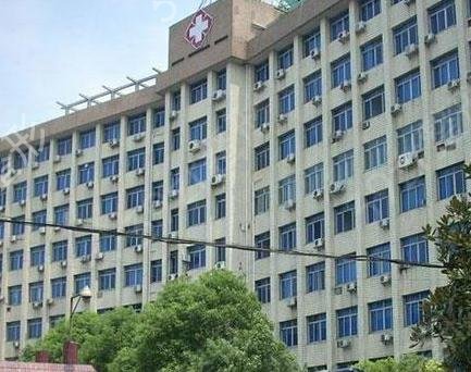 �ϲ����������õ���������ҽԺ����ǰ��