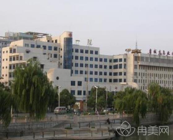 �γ��е�һ����ҽԺ���ο�˫��Ƥ������ô��