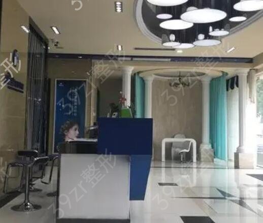 �Ϸ�����ҽԺ�ڱ�����ǰ��