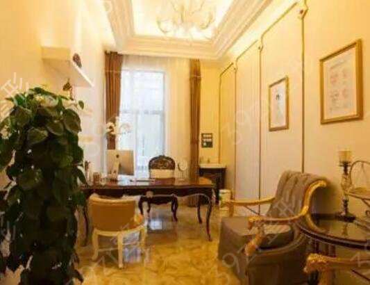 �Ϸ�����ҽԺ�ڱ�����ǰ��