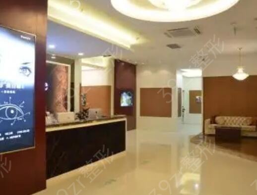 �Ͼ�˫��ƤҽԺ������ǰ��