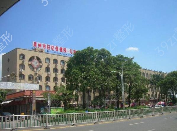 Ȫ��˫��Ƥ����ҽԺ������ǰ���̵�