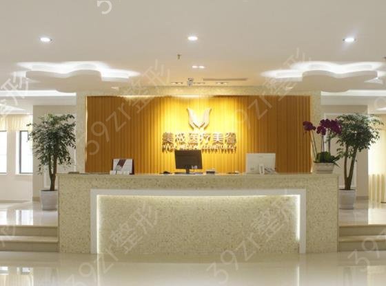 �ɶ�����˫��Ƥ����ҽԺ����ǰ���̵�